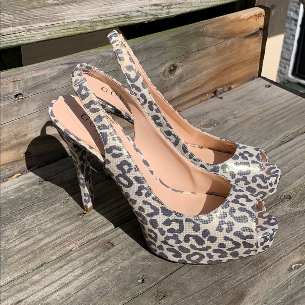 Guess size 6 1/2 beige glittery animal print